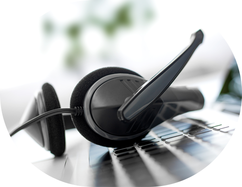 Headset položený na klávesnici laptopu