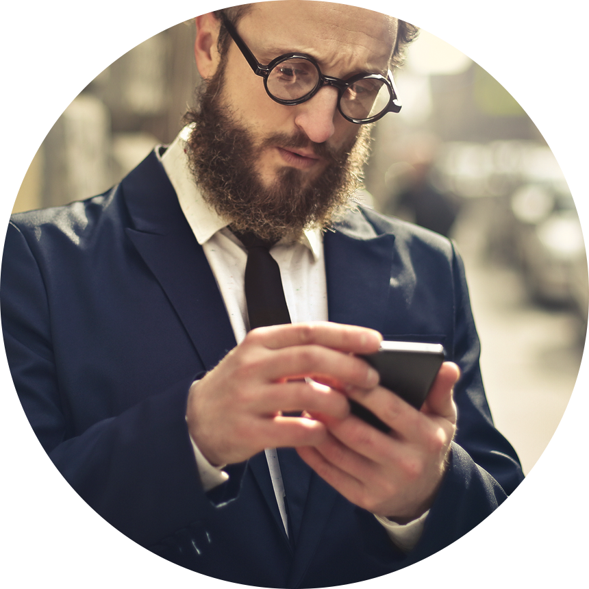 Profesionál v obleku používající mobilní telefon