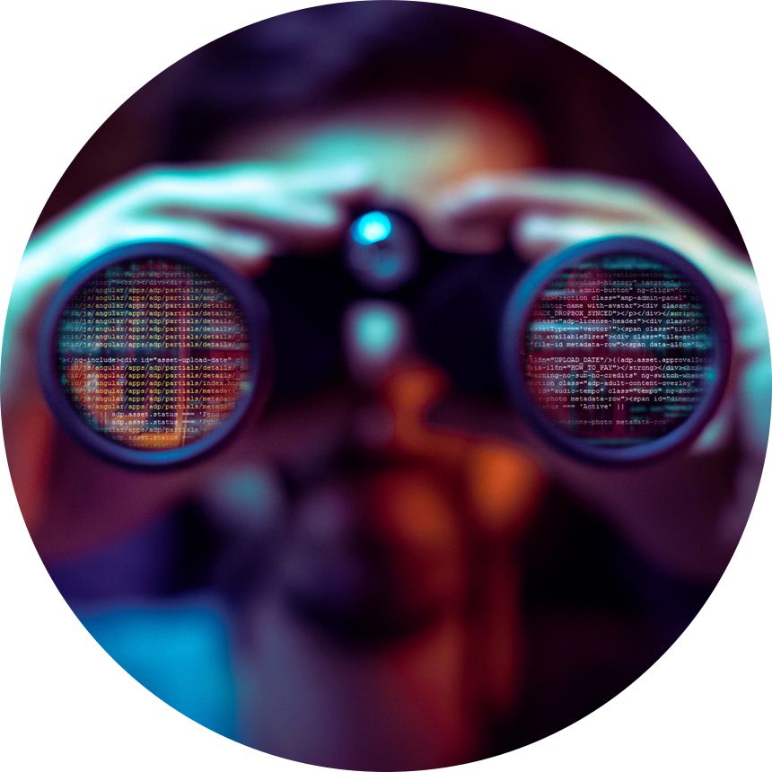 Pohled přes dalekohled s odrazem zdrojového kódu – mějte své servery a webové projekty pod neustálým dohledem díky službám VPS, webhostingu a monitoringu od Active24.