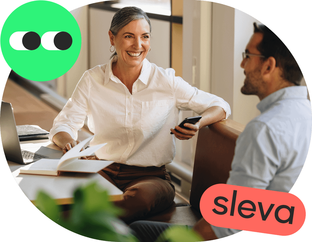 Podnikatelka diskutující s kolegou – využijte slevu na domény od Active24 a posuňte svůj online projekt dál