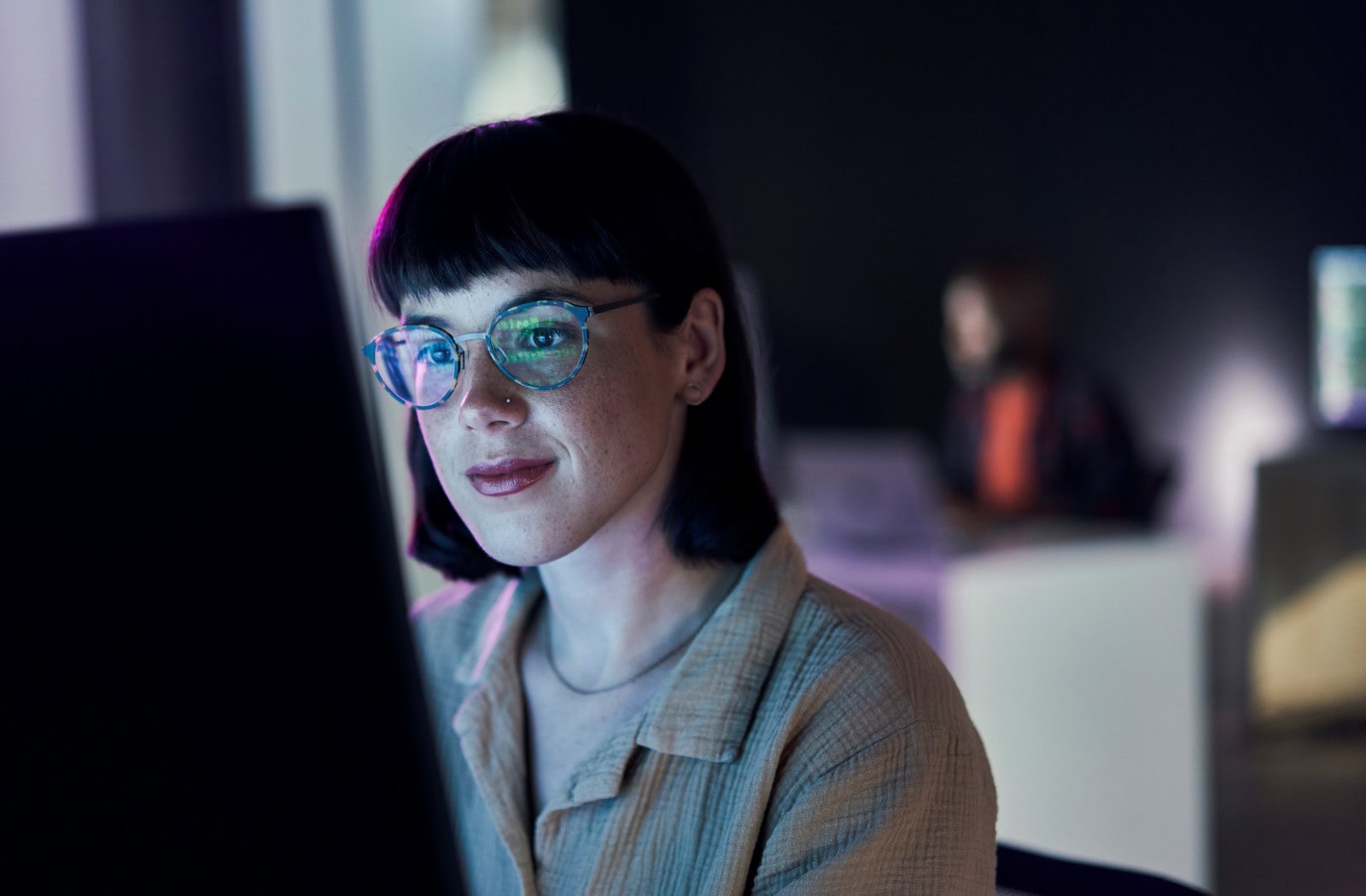 Žena soustředěně pracuje na počítači v moderním prostředí - výkonné a spolehlivé VPS a dedikované servery od Active 24 pro profesionální online projekty.