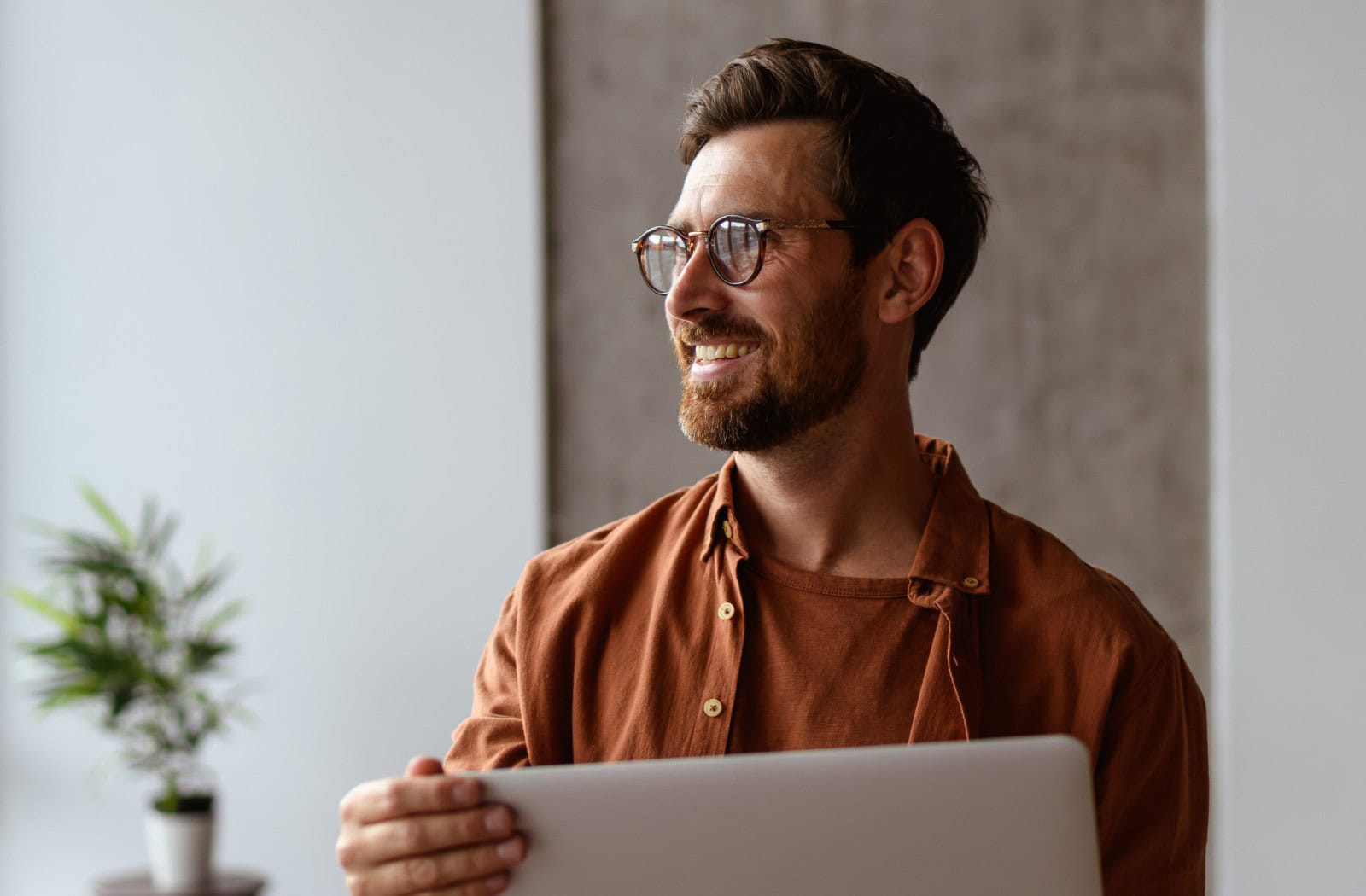 Spokojený podnikatel s notebookem v ruce - bezpečné podnikání na internetu díky SSL certifikátu a spolehlivému webhostingu od Active24